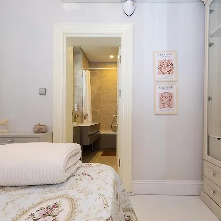 2 1 Salon In A Historical Building In The Heart Of Galata