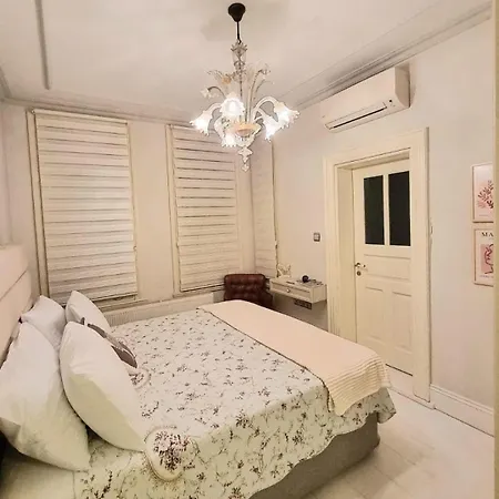 דירה 2 1 Salon In A Historical Building In The Heart Of Galata