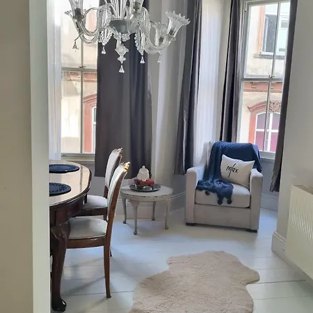 2 1 Salon In A Historical Building In The Heart Of Galata