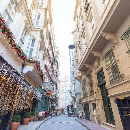 2 1 Salon In A Historical Building In The Heart Of Galata *