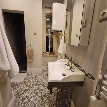 2 1 Salon In A Historical Building In The Heart Of Galata *